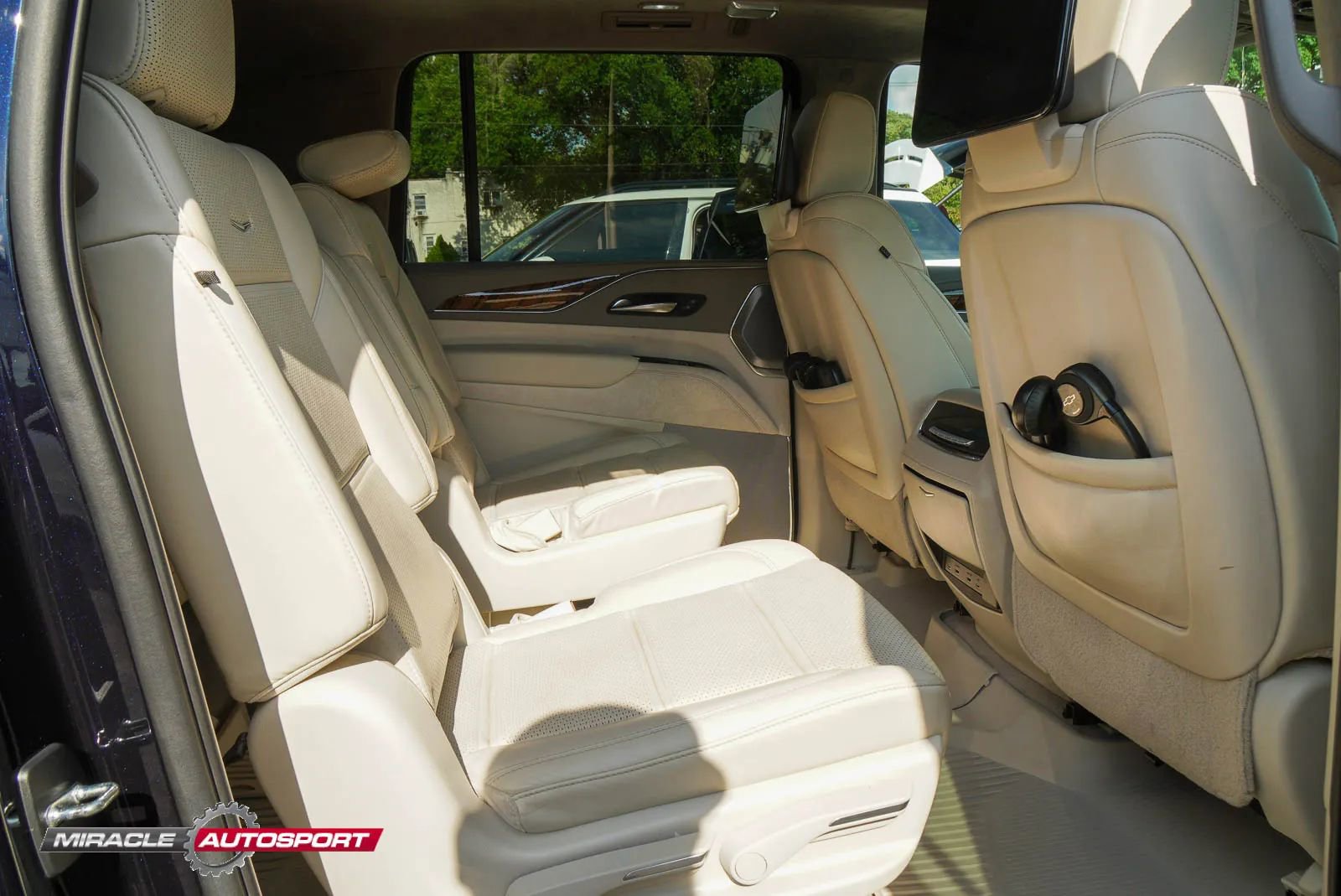 Used 2021 Cadillac Escalade ESV Premium Luxury Platinum AWD/4WD image 38