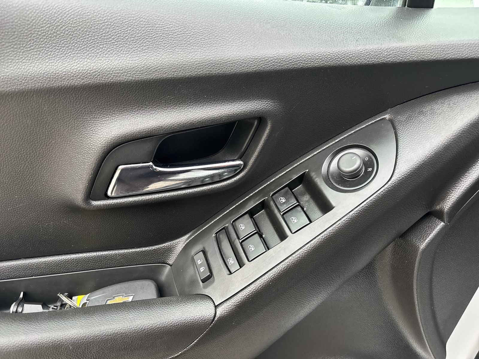 Used 2020 Chevrolet Trax LT w/ Sun & Sound Package FWD image 16