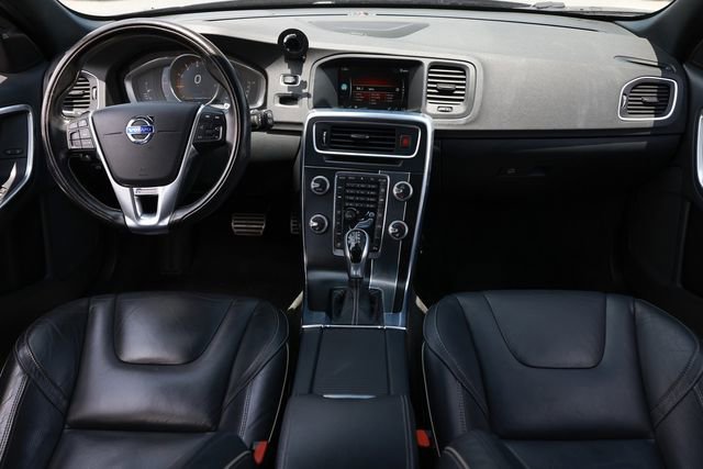 Used 2017 Volvo V60 T6 R-Design Platinum AWD/4WD image 2
