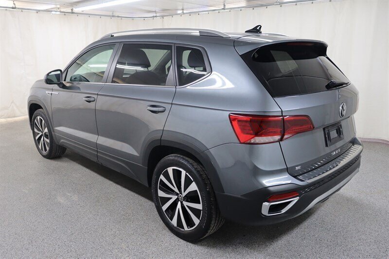 Used 2023 Volkswagen Taos SE w/ Panoramic Sunroof Package AWD/4WD image 5