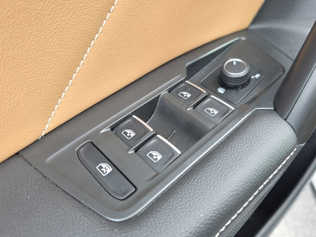 Used 2024 Volkswagen Tiguan SE image 31