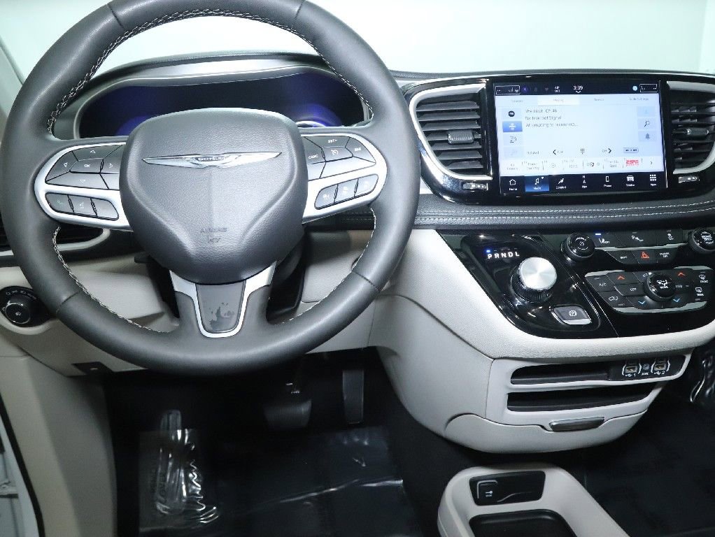 Used 2024 Chrysler Pacifica Select image 27