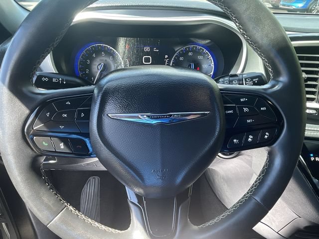 Used 2023 Chrysler Pacifica Touring FWD image 11