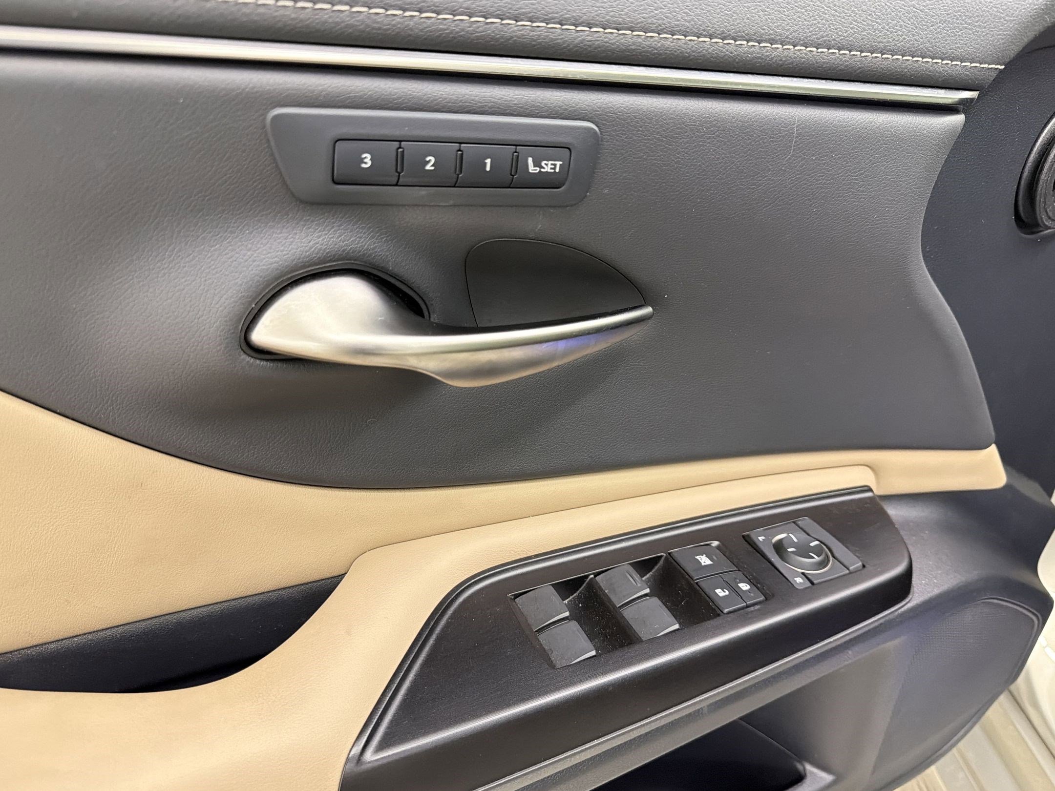 Used 2019 Lexus ES 300h w/ Premium Package FWD image 31