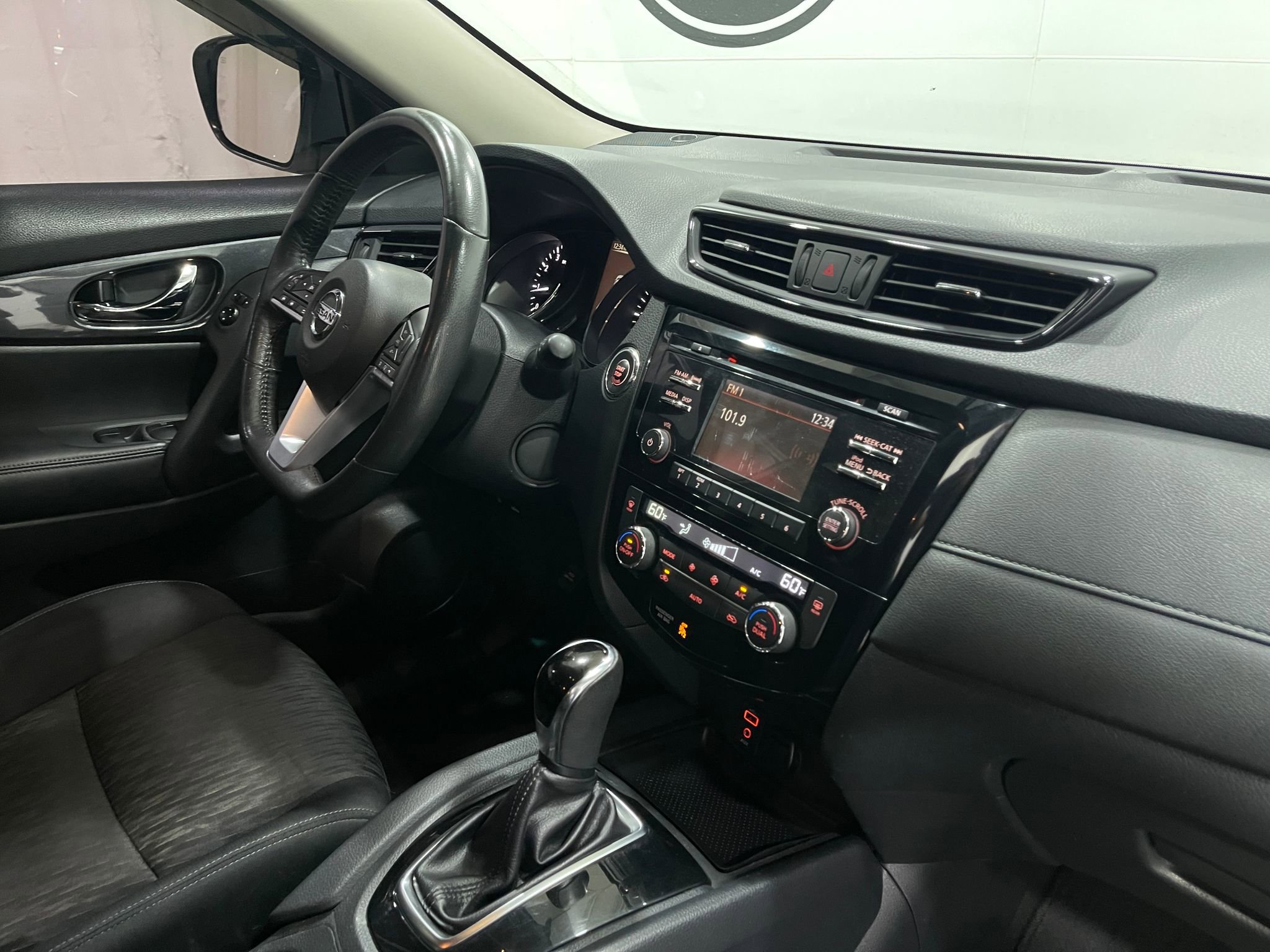 Used 2017 Nissan Rogue SV AWD/4WD image 18