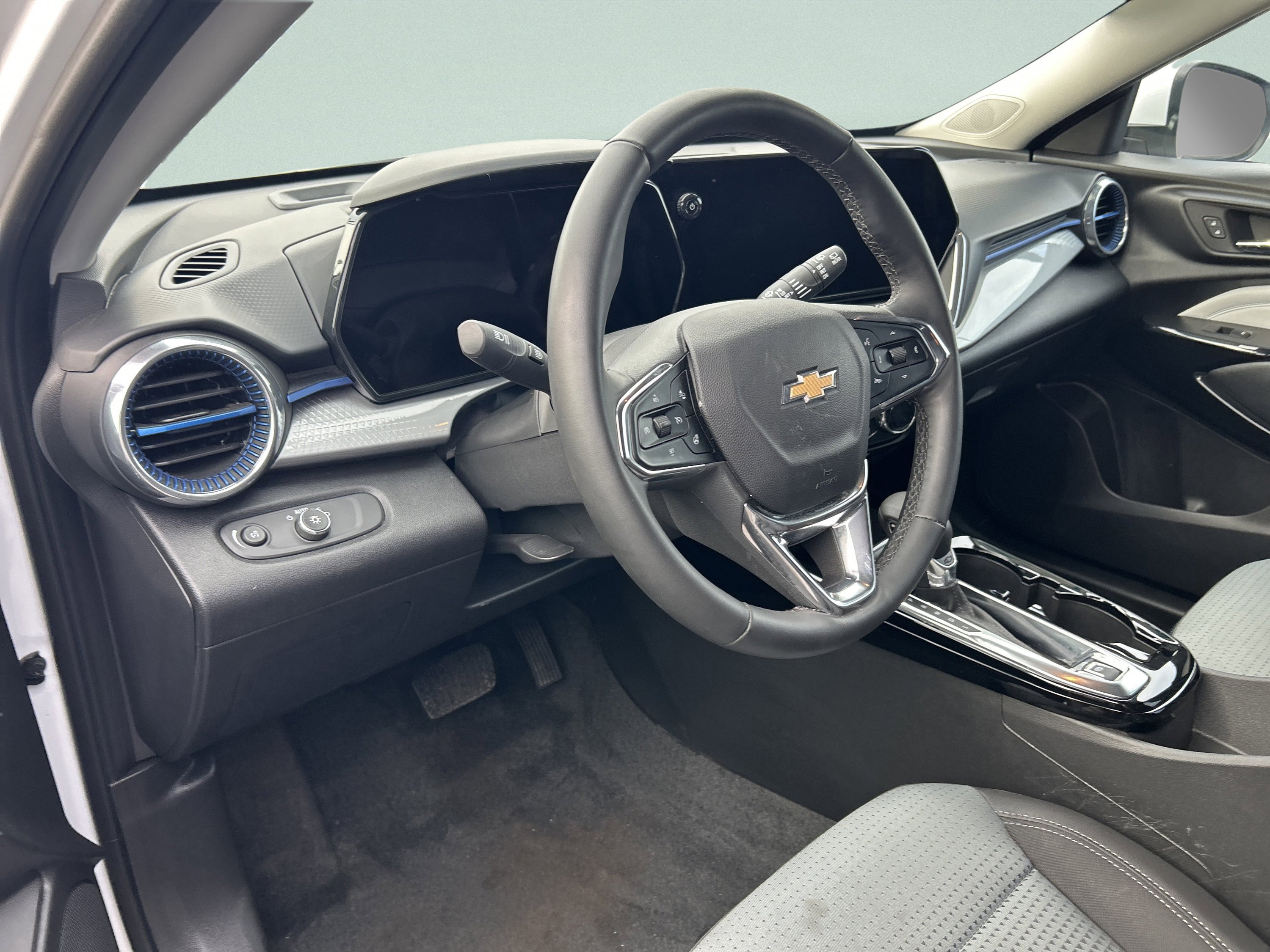 Used 2025 Chevrolet Trax LT w/ LT Convenience Package FWD image 13