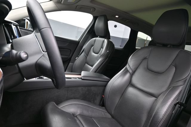 Used 2023 Volvo XC60 B5 Ultimate w/ Climate Package FWD image 10