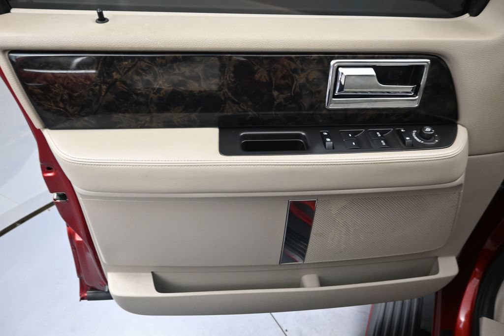 Used 2017 Lincoln Navigator Select AWD/4WD image 25