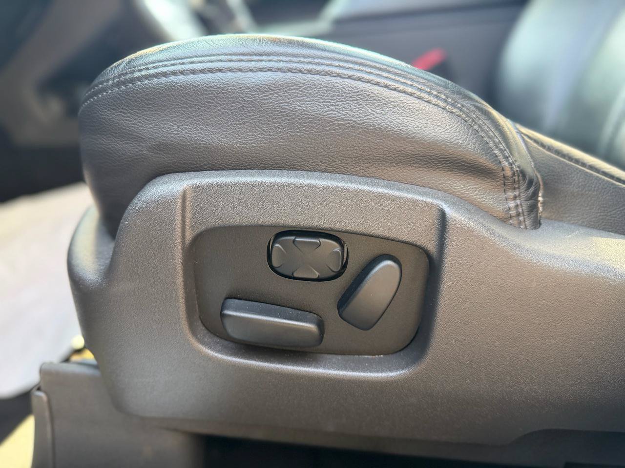 Used 2014 Lincoln MKT AWD image 26