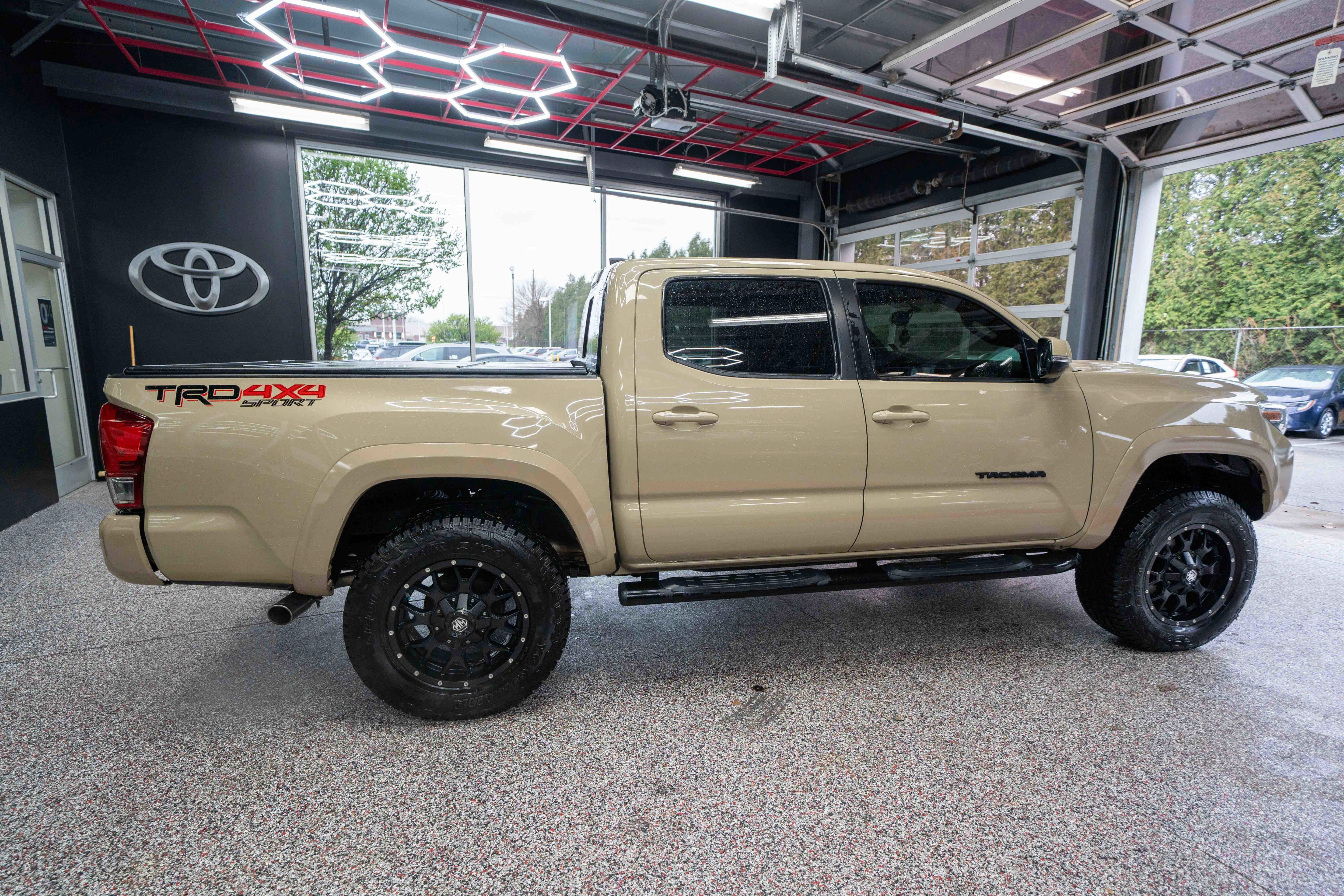 Used 2017 Toyota Tacoma TRD Sport w/ Tow Package (A/T) image 4