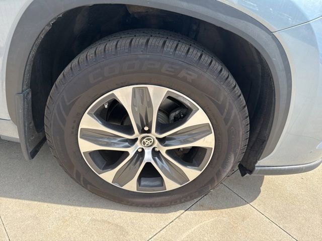 Used 2022 Toyota Highlander XLE AWD/4WD image 10