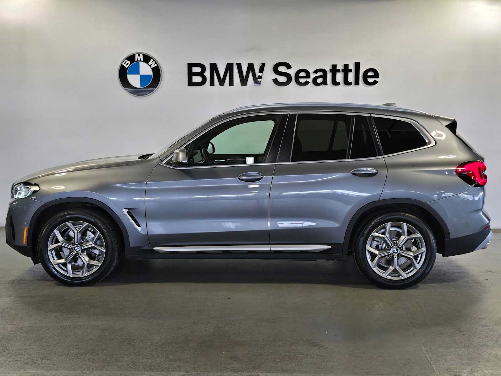Used 2024 BMW X3 xDrive30i w/ Premium Package AWD/4WD image 3