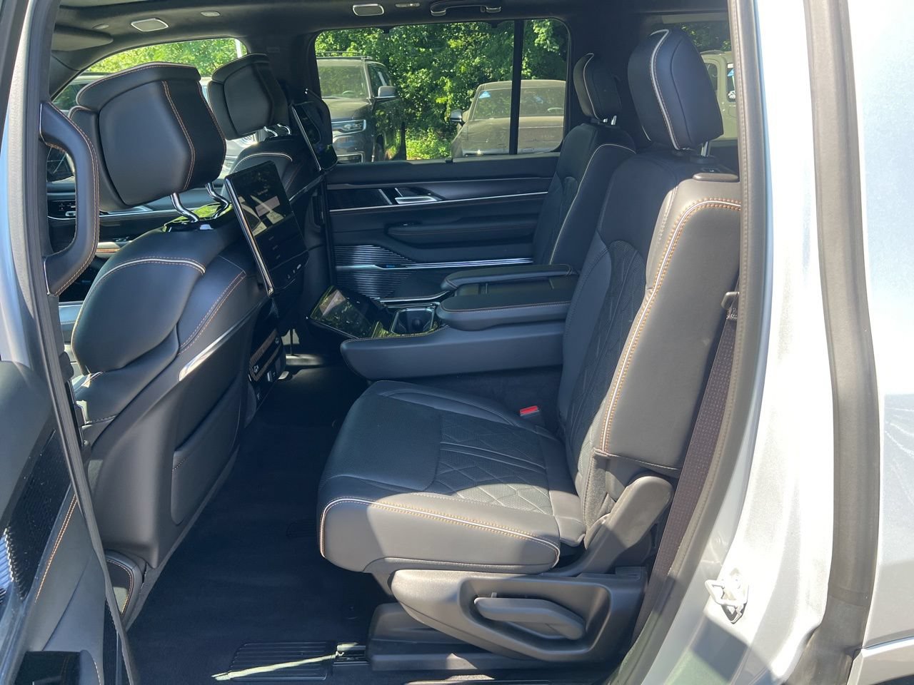 Used 2024 Jeep Grand Wagoneer Series III w/ Rear Seat Video Group 1 AWD/4WD image 19