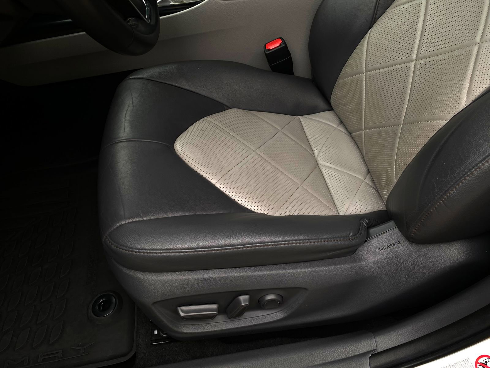 Used 2019 Toyota Camry XLE FWD image 11