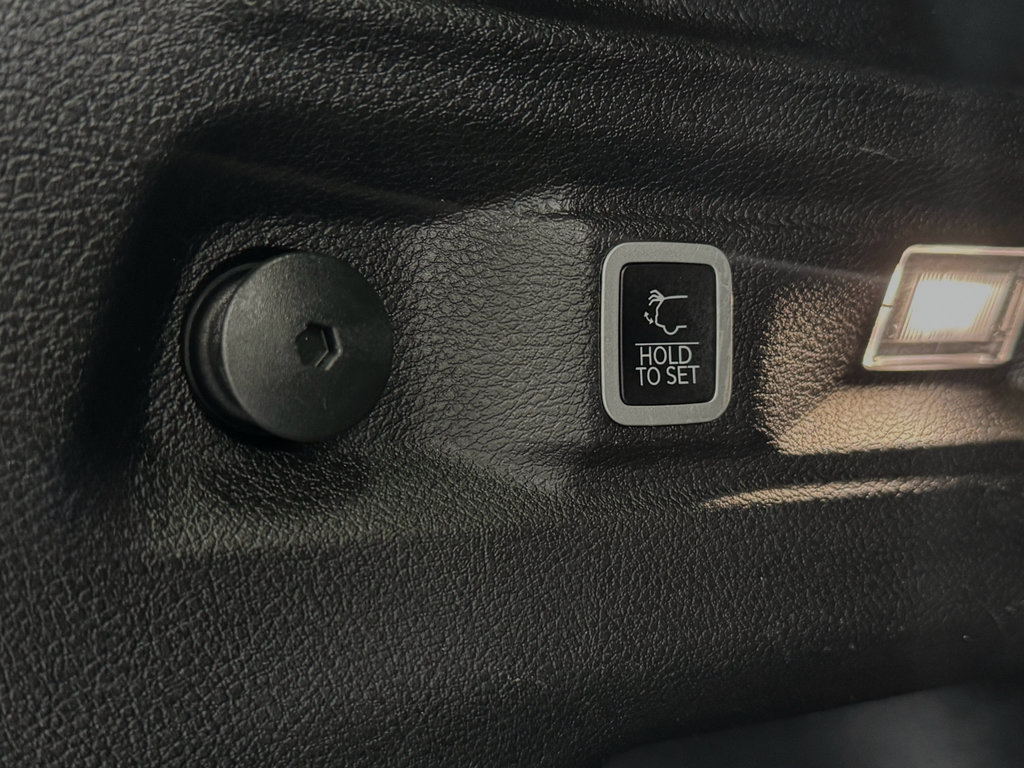 Used 2024 Jeep Grand Cherokee L Laredo image 40