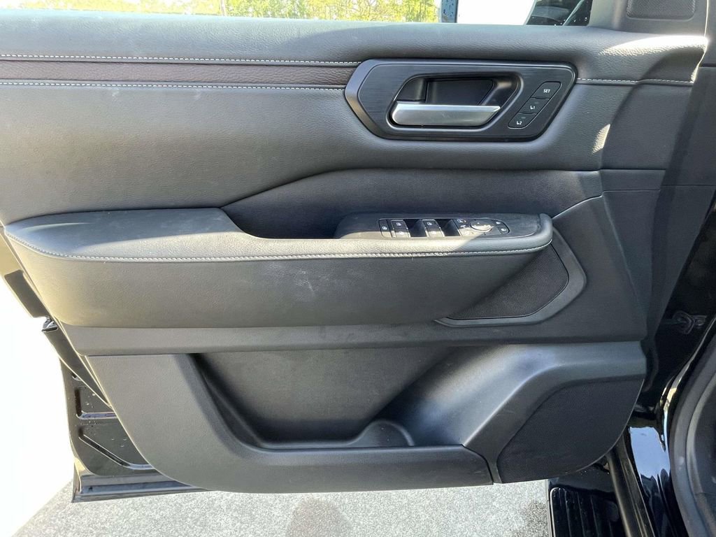 Used 2025 Nissan Armada SL image 16