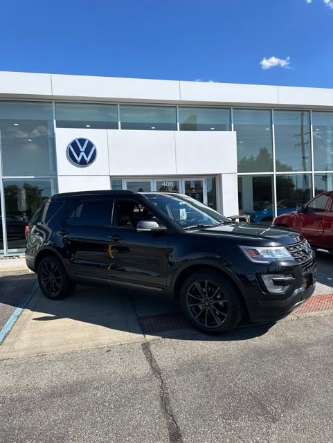 Used 2017 Ford Explorer XLT w/ XLT Technology Feature Bundle AWD/4WD image 2