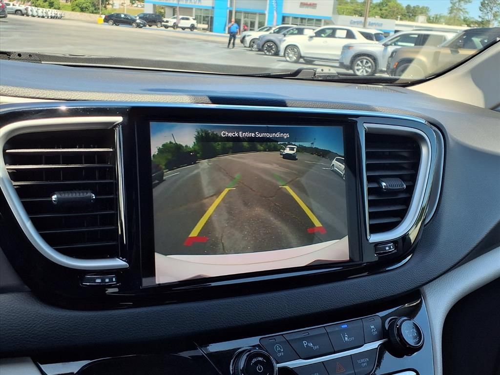 Used 2024 Chrysler Pacifica Touring-L FWD image 9