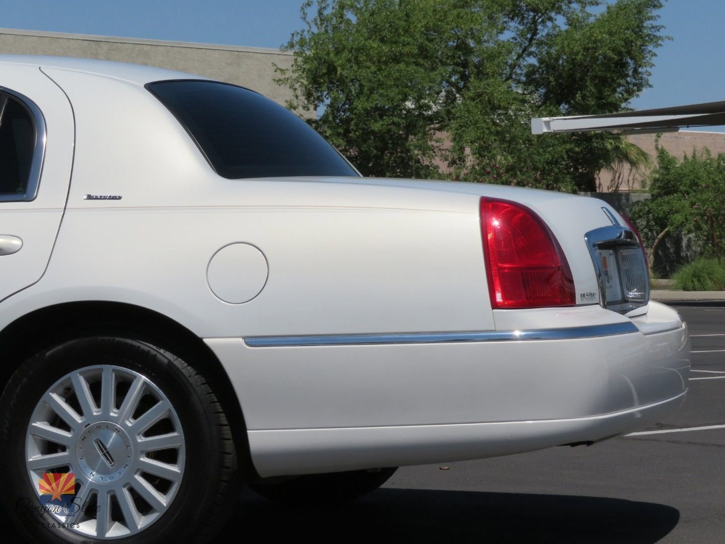 Used 2003 Lincoln Town Car Executive image 20
