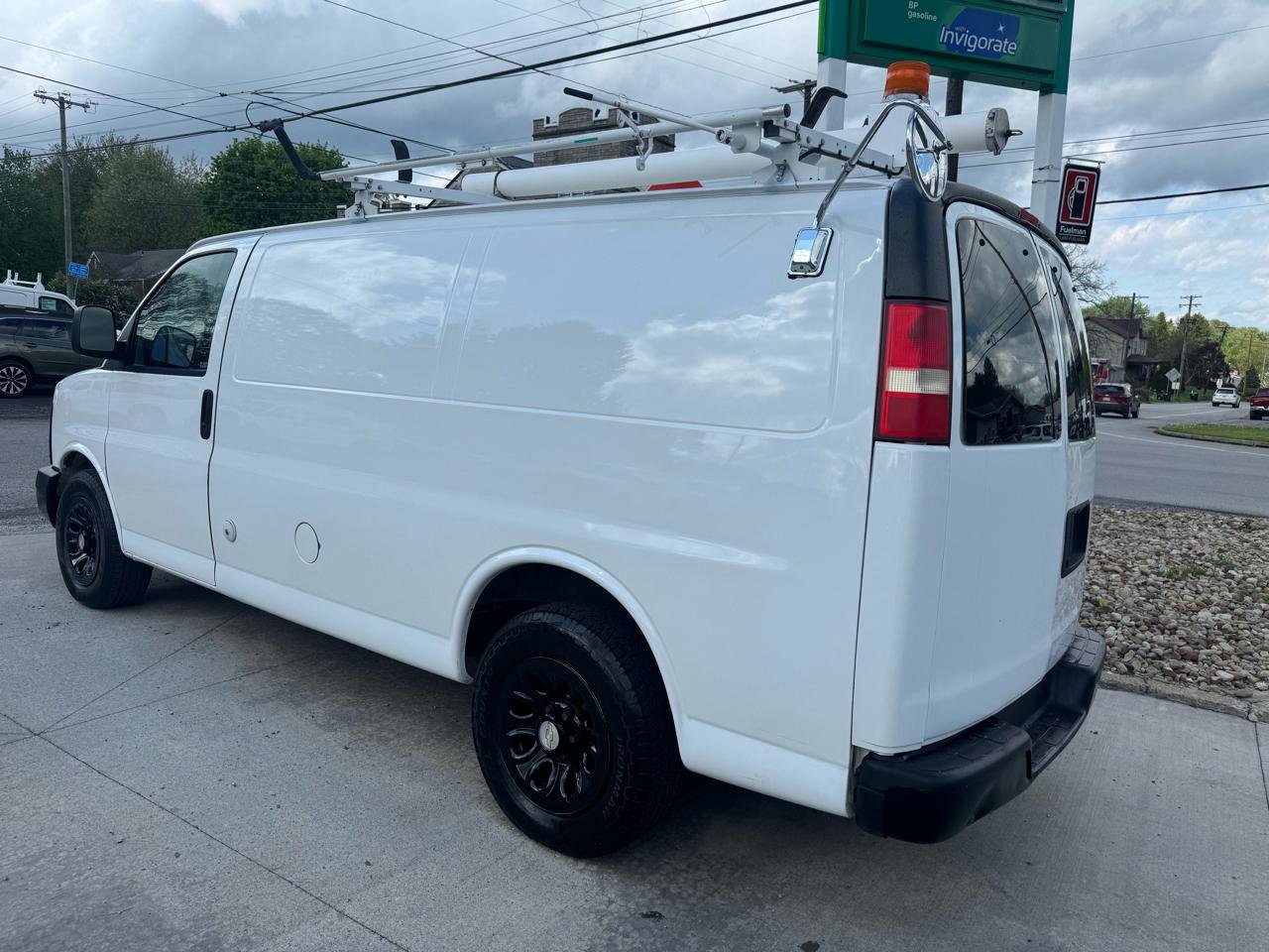 Used 2011 Chevrolet Express 1500 RWD image 3