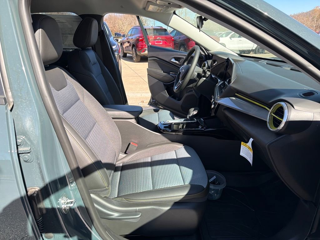 New 2025 Chevrolet Trax LT w/ Driver Confidence Package image 28