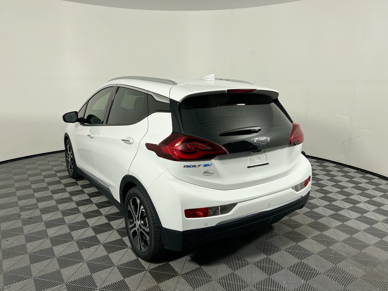 Used 2020 Chevrolet Bolt Premier w/ Infotainment Package FWD image 5