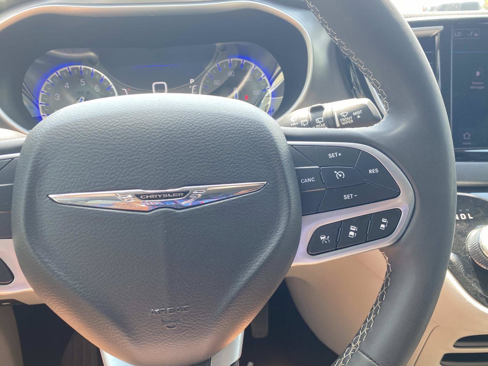Used 2023 Chrysler Pacifica Touring-L FWD image 42