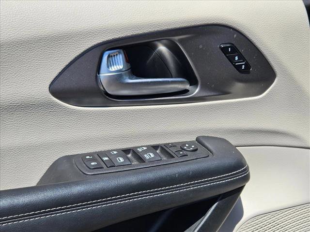 Used 2023 Chrysler Pacifica Touring-L FWD image 11