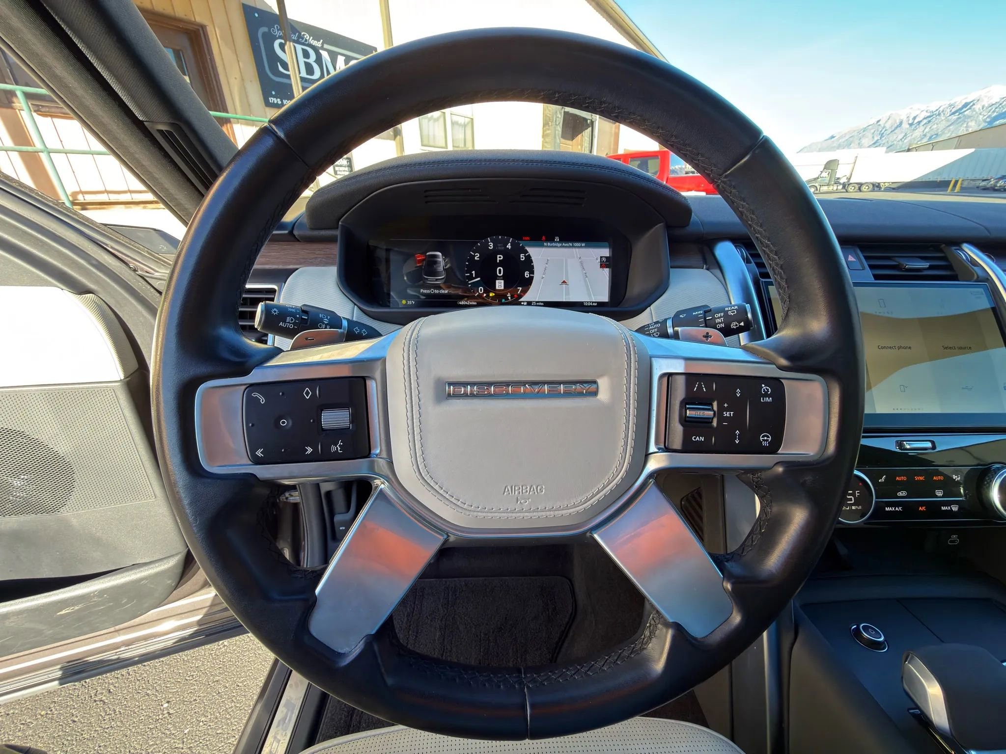 Used 2023 Land Rover Discovery Metropolitan Edition image 29