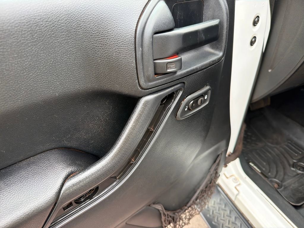 Used 2016 Jeep Wrangler Unlimited Sahara w/ Connectivity Group image 9