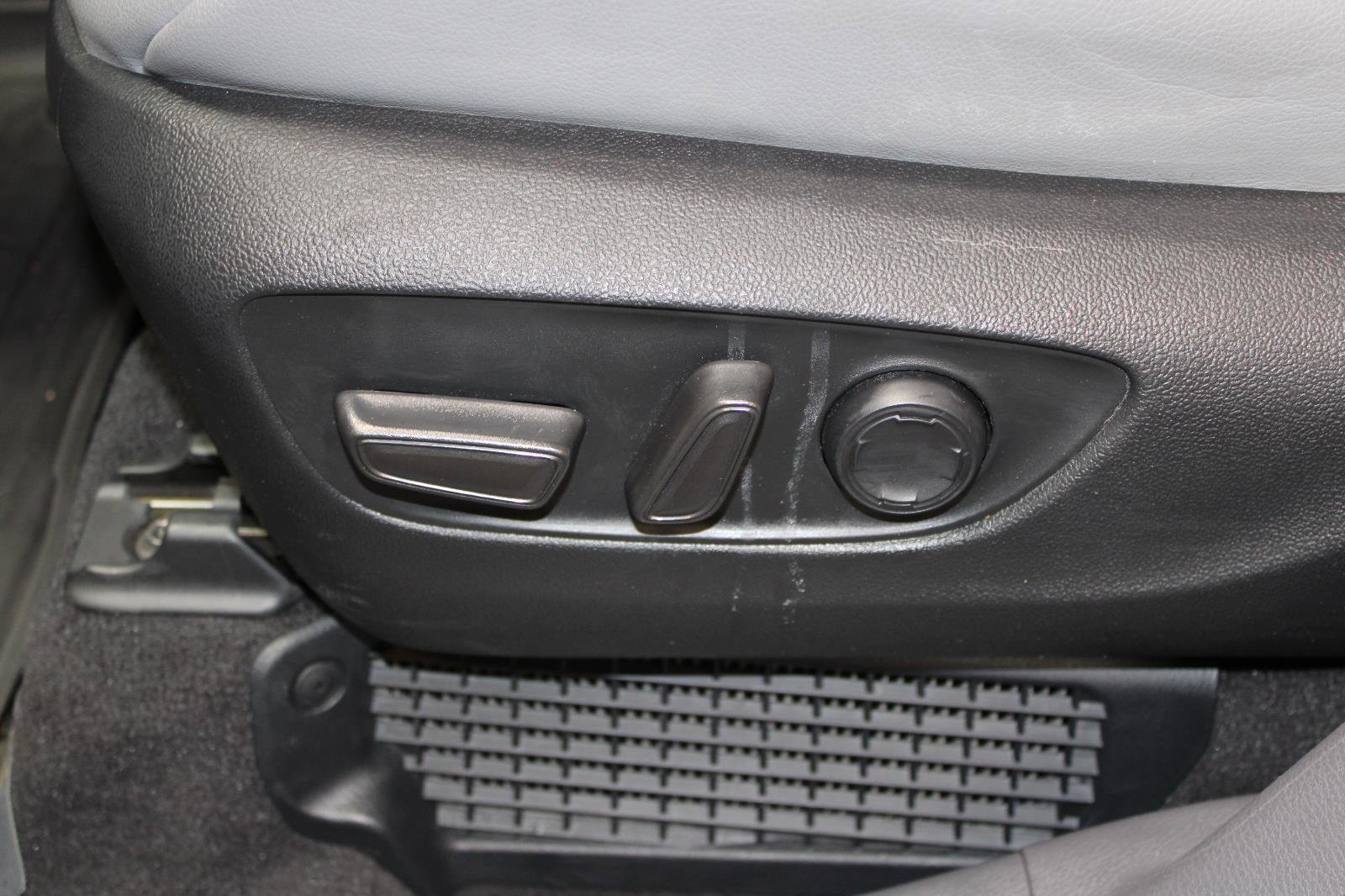 Used 2024 Toyota Sienna XLE AWD/4WD image 33