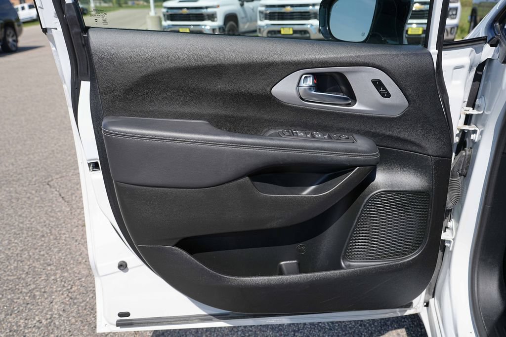 Used 2025 Chrysler Pacifica Limited FWD image 25