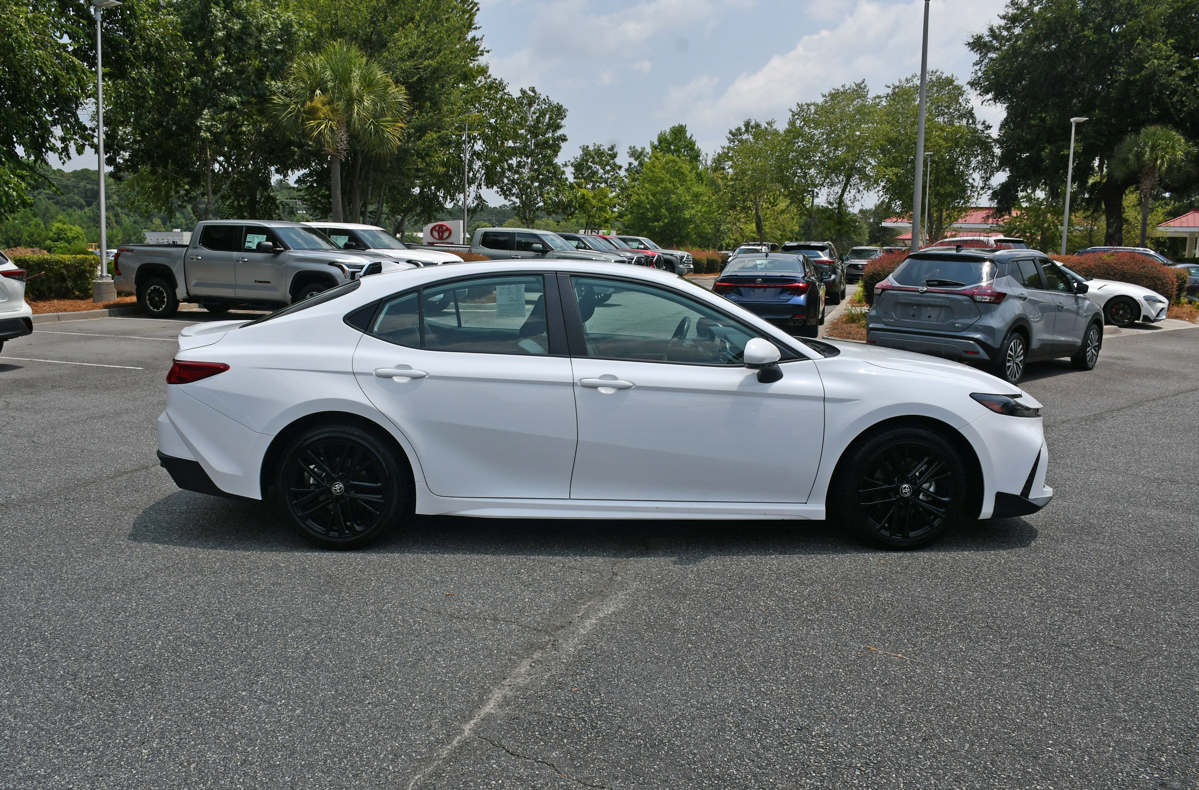 Used 2025 Toyota Camry SE FWD image 5
