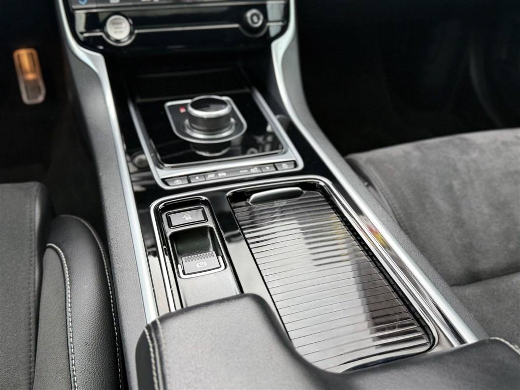 Used 2018 Jaguar XE S AWD/4WD image 34