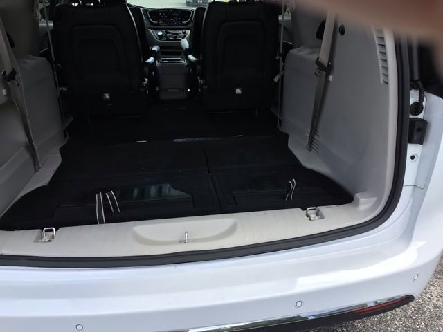 Used 2024 Chrysler Pacifica Touring-L FWD image 27