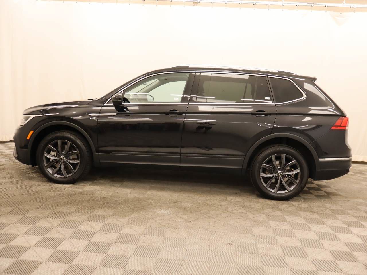 Certified 2023 Volkswagen Tiguan SE w/ Panoramic Sunroof Package FWD image 3
