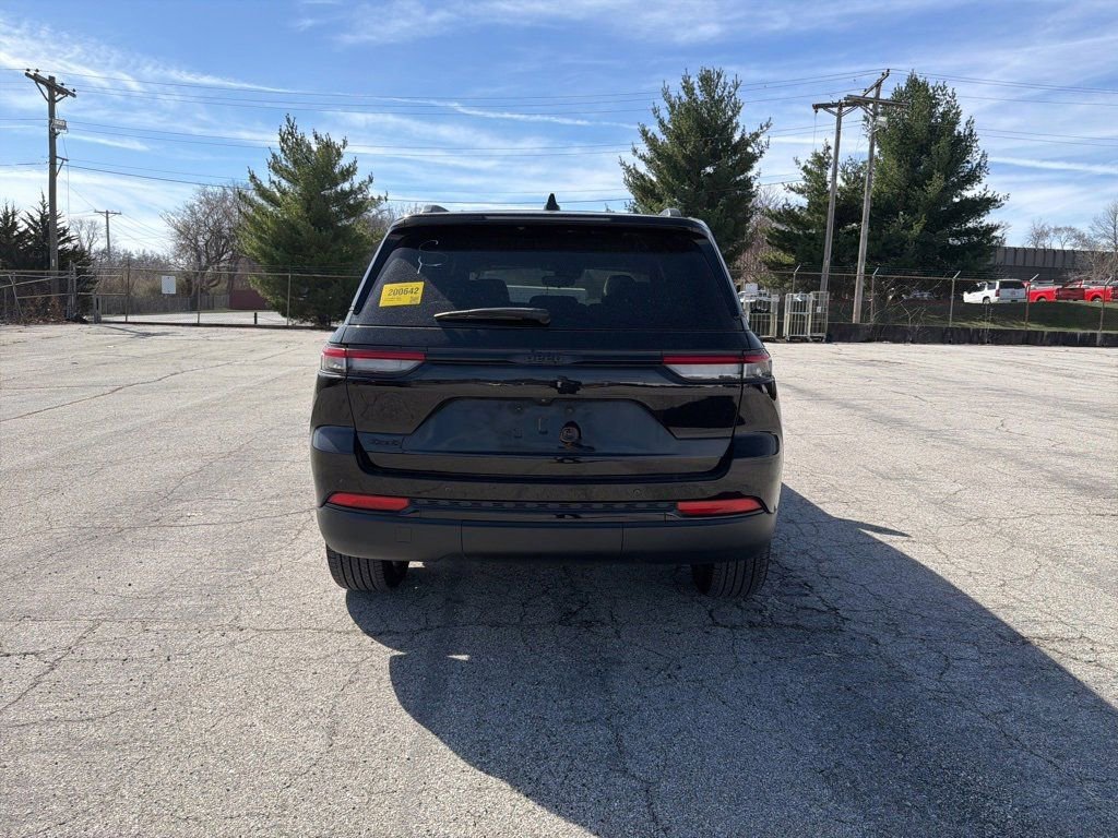 Used 2023 Jeep Grand Cherokee Altitude image 9