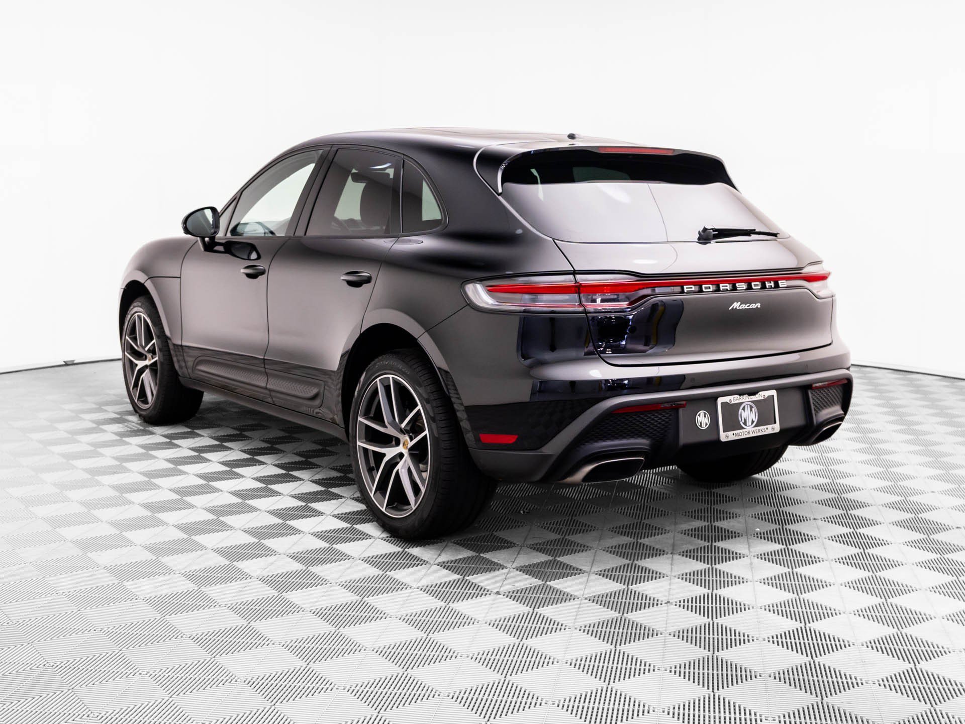 Used 2026 Porsche Macan AWD/4WD image 3