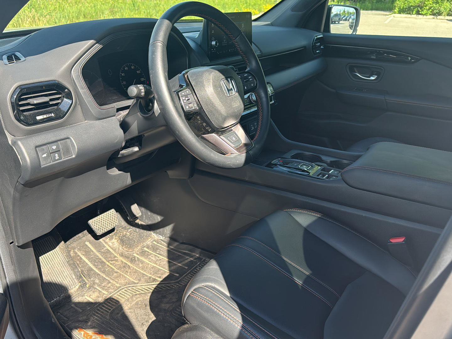 Used 2025 Honda Pilot TrailSport image 11