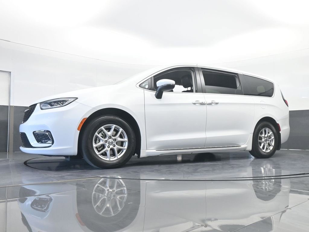 Used 2023 Chrysler Pacifica Touring-L image 58