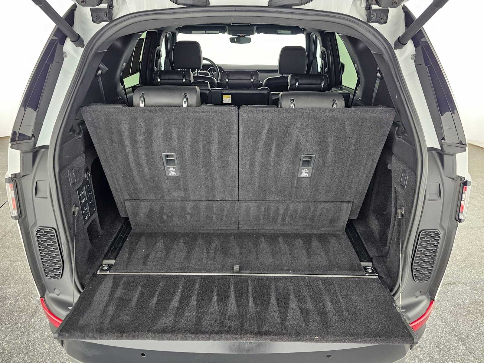 Used 2017 Land Rover Discovery HSE AWD/4WD image 15