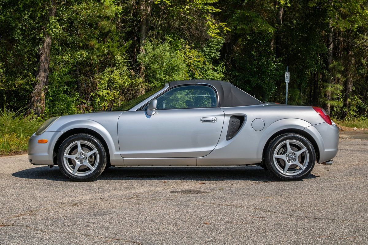 Used 2002 Toyota MR2 RWD image 9