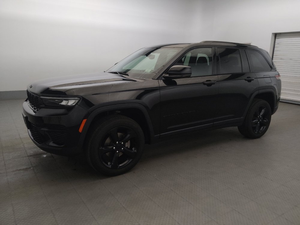Used 2023 Jeep Grand Cherokee Altitude AWD/4WD image 2