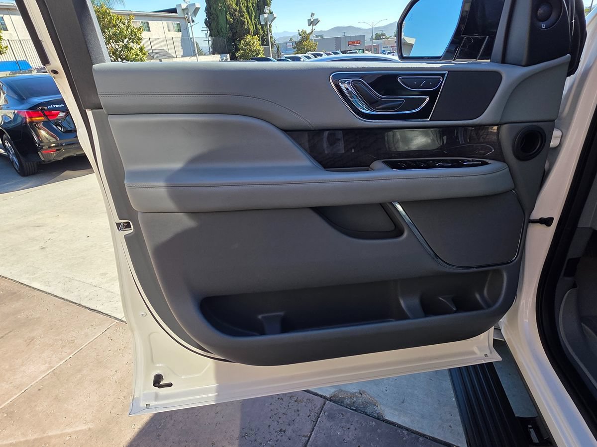 Used 2018 Lincoln Navigator L Select w/ Technology Package RWD image 32