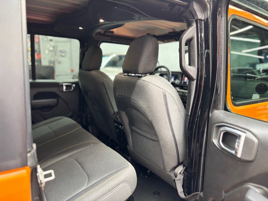 Used 2024 Jeep Wrangler Unlimited w/ Convenience Group AWD/4WD image 19