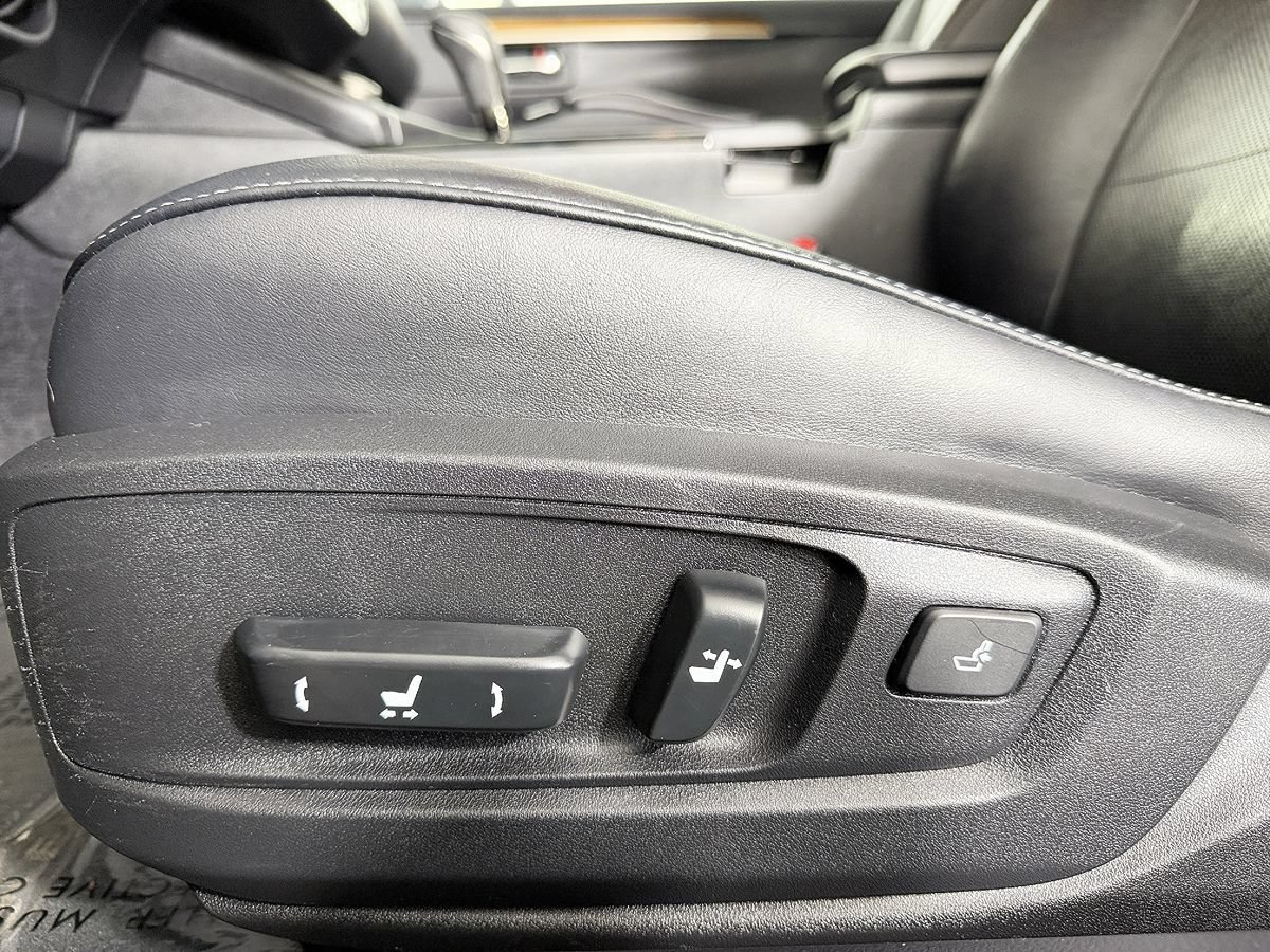 Used 2014 Lexus ES 300h w/ Luxury Package w/Bamboo Trim FWD image 33