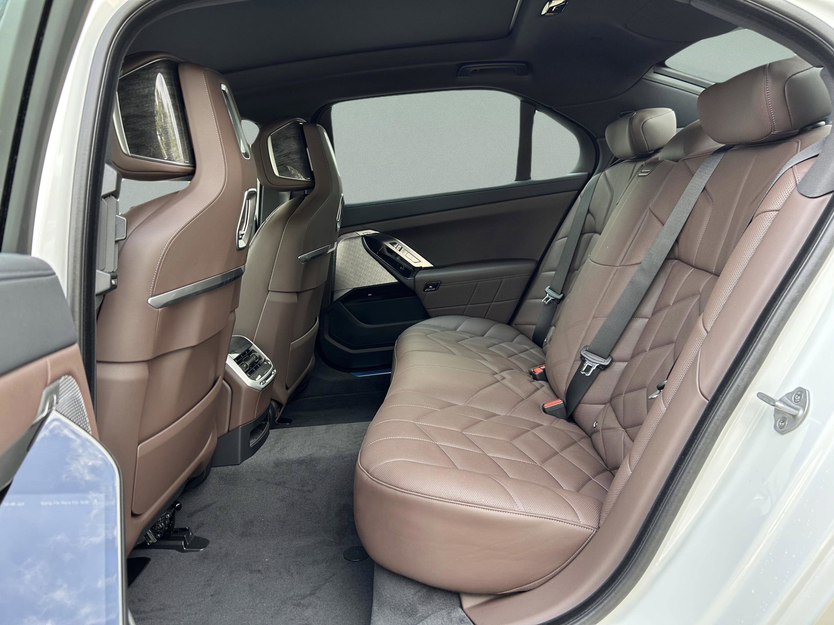 Used 2025 BMW 750e xDrive w/ Executive Package image 29