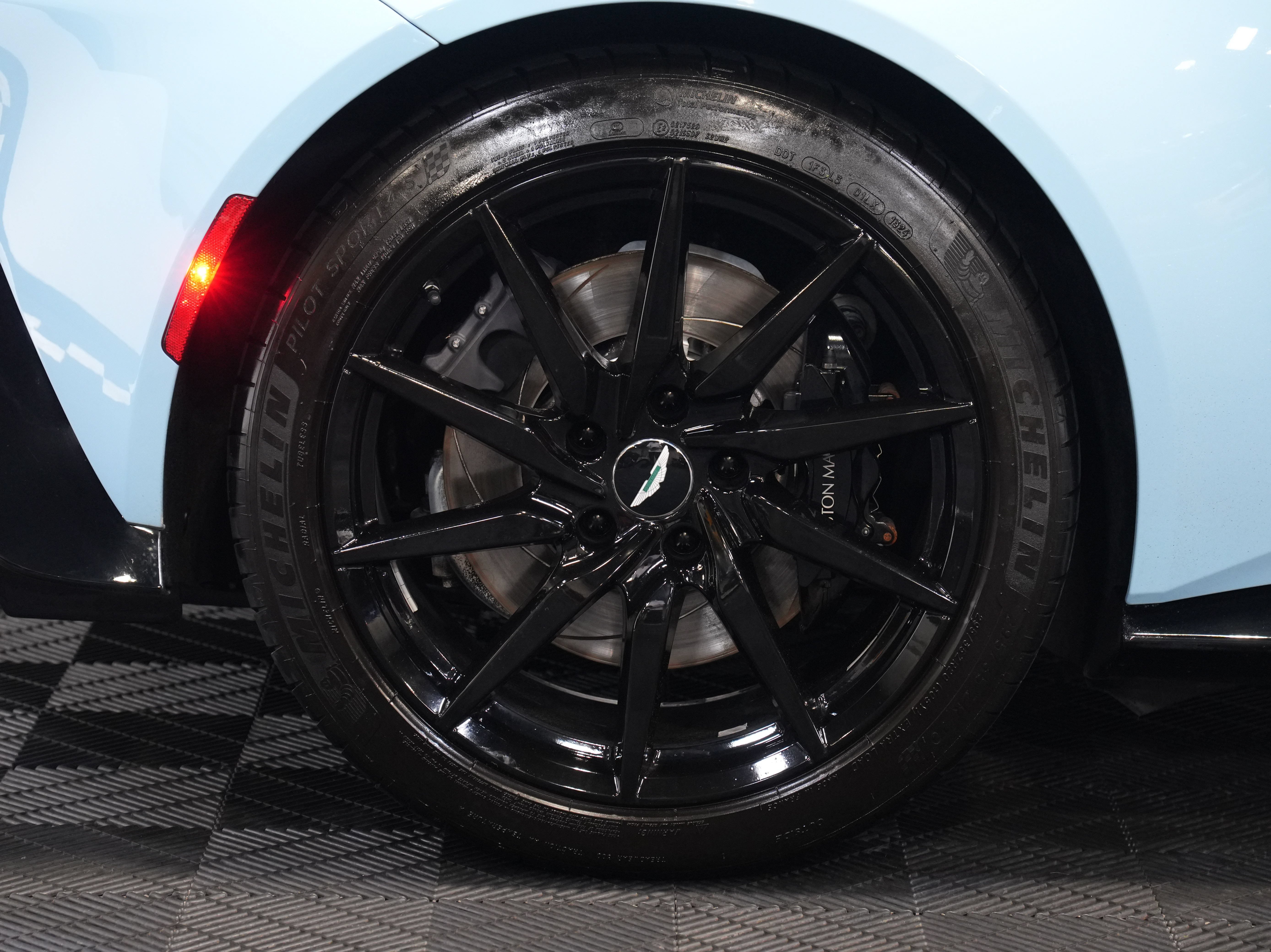 Used 2020 Aston Martin V8 Vantage Coupe RWD image 47
