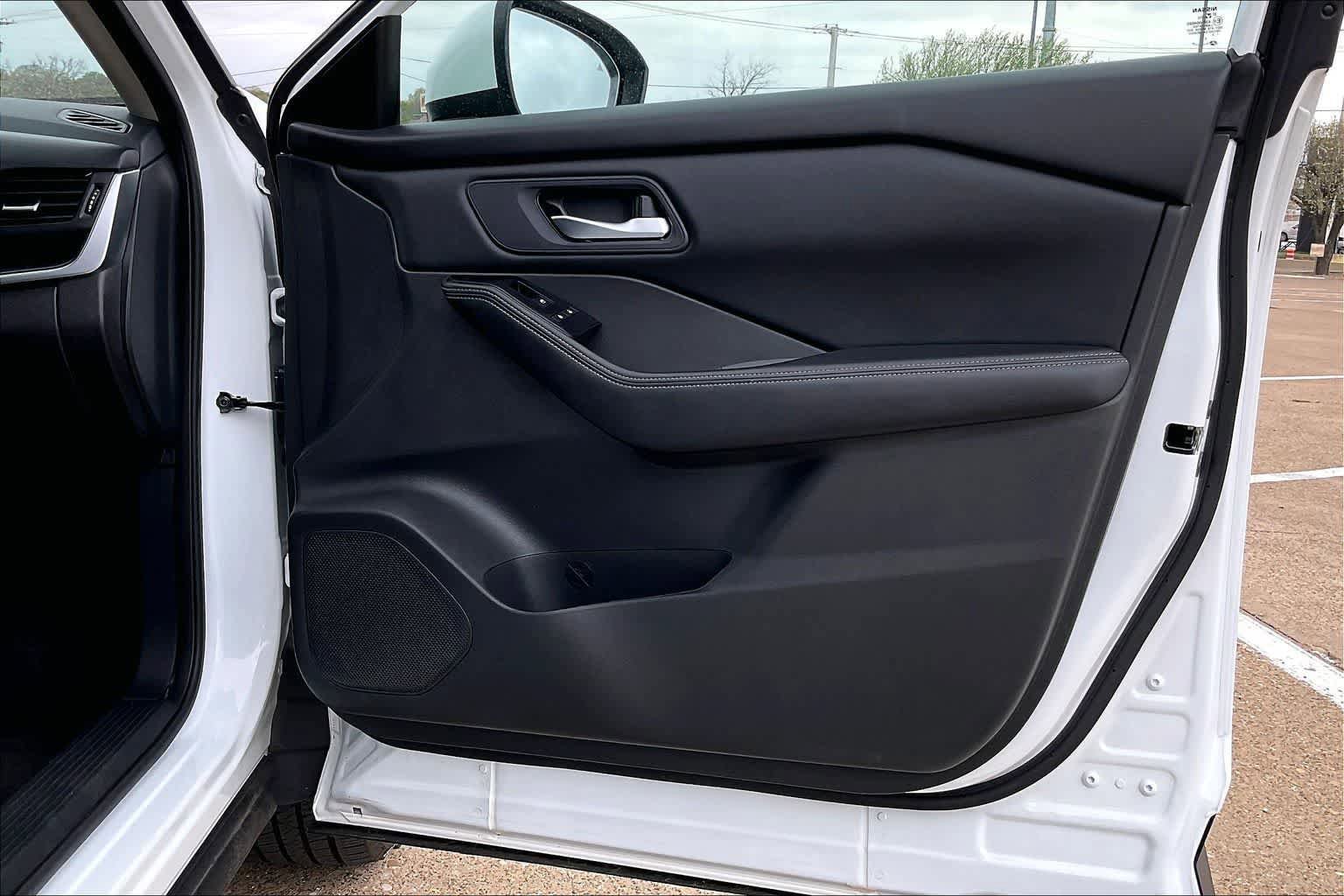Used 2024 Nissan Rogue SV image 28