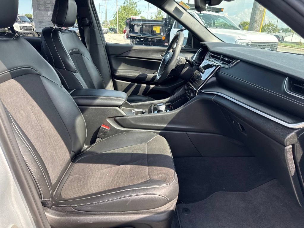 Used 2024 Jeep Grand Cherokee Altitude AWD/4WD image 36